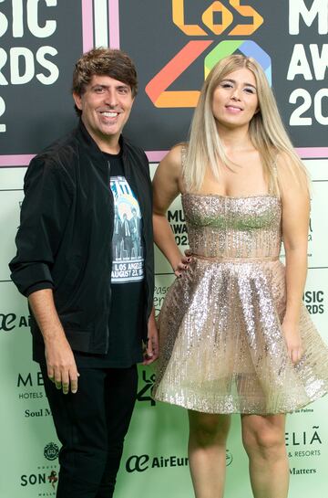 Dani Moreno y Cristina Bosc¨¢ posan en el photocall de la alfombra roja de Los40 Music Awards 2022.