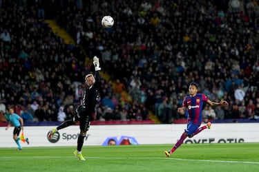 1-0. Perfecta asistencia de João Félix, el jugador portugués cuelga el balón y Raphinha conecta un gran cabezazo para superar a Aarron Escandell.
