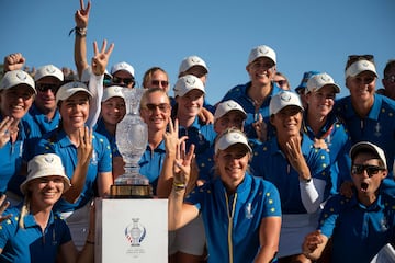 El equipo europeo, con el trofeo.