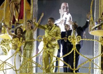 El exfutbolista brasile?o Ronaldo Nazario, es homenajeado por la escuela de samba del Grupo Especial Gavi?es da Fiel durante el desfile del carnaval de Sao Paulo