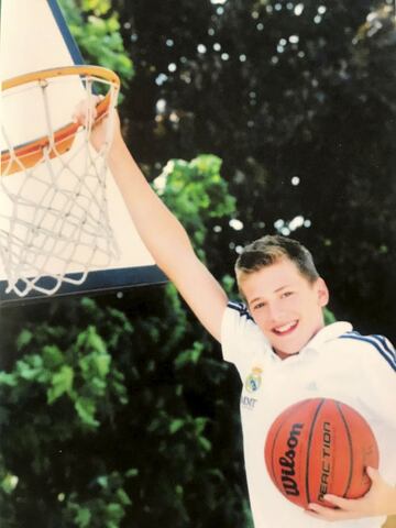 Debuta con el Real Madrid en categoría infantil en abril de 2012. 