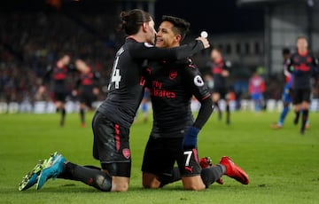 Alexis Sánchez anotó dos goles en la victoria de Arsenal sobre Crystal Palace.