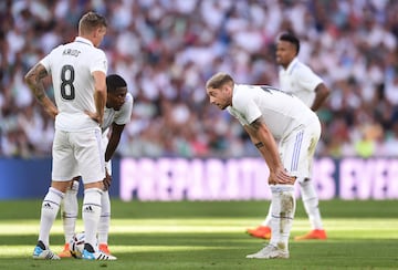 Fede Valverde (25 años) tiene todos los números, nunca mejor dicho, para ser el heredero directo del ‘8′ que ha lucido en la última década Toni Kroos. “Supongo que cuando fuimos niños todos tuvimos un ídolo. Al que admirábamos, al que veíamos en la tele y pensábamos; yo quiero ser como esa persona de grande. Nunca dejé de ser ese niño que te admiró”. El maestro alemán le respondió con cariño en sus redes sociales y ya dio una pista de lo que pasará con su emblemático dorsal: “Tienes absolutamente todo para ser el capitán de este equipo en el futuro. Yo siempre voy a estar a tu lado, y mañana hablaremos de otro tema… #8″.