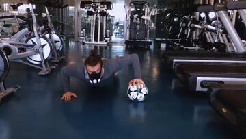 Bale trabajó en el gimnasio... con una máscara de oxígeno