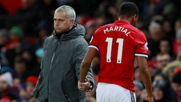 Jose Mourinho saluda a Anthony Martial.