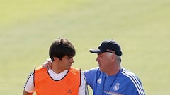Carlo Ancelotti habla con Kaka en un entrenamiento de 2013