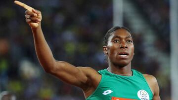 Caster Semenya celebra su victoria en la final de 800 metros en los Juegos de la Commonwealth 2018.