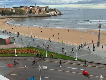 Playa de San Lorenzo de Gijón, este sábado, a primera hora de la mañana . Miles de españoles salen este sábado por primera vez desde que se decretó el estado de alarma a hacer deporte y a pasear cuando la séptima semana de confinamiento llega a su fin, aunque lo harán con limitaciones.