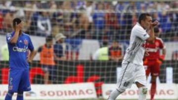 Oscar Hern&aacute;ndez celebra su gol ante el lamento de Benjam&iacute;n Vidal y Johnny Herrera.