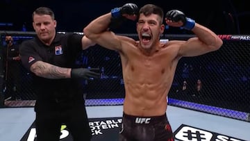 Joel &Aacute;lvarez festeja su victoria en la UFC Fight Island.