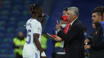 El centrocampista franc&eacute;s del Real Madrid Eduardo Camavinga (i) recibe instrucciones del t&eacute;cnico italiano Carlo Ancelotti en el partido de LaLiga ante el Villarreal que se disputa este s&aacute;bado en el Santiago Bernab&eacute;u. 