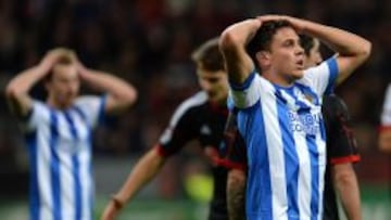 Los jugadores de la Real Sociedad se lamentan tras el gol de la victoria del Bayer Leverkusen.
