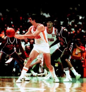 10/08/1984. Final Olímpica entre Estados Unidos y España. 
Iturriaga y Fernando Martín con Michael Jordan.