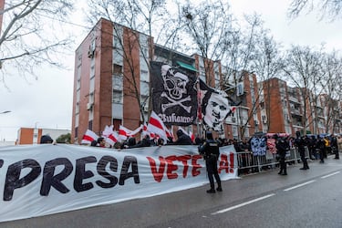 A la hora de la previa, había protesta. La suspensión del encuentro entre el Rayo y el Oviedo a causa del estado del césped del Estadio de Vallecas colmó por enésima vez el desgastado vaso de la paciencia de la afición franjirroja.