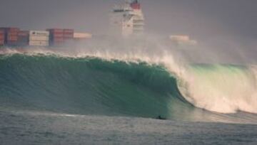 El Mundial de Surf Maui and Sons Arica Pro Tour 2015 , organizado por la Federación internacional de Surf, reune a 60 de los mejores raiders de todo el mundo. Ellos esperan domar la peligrosa ola “El Gringo” que rompe sobre las rocas, lo que la convierte en la competencia mas peligrosa en el circuito mundial.