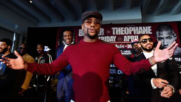 Floyd Mayweather durante el pesaje de una de las veladas que ahora organiza.