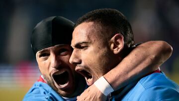 MEX00. CIUDAD DE MÉXICO (MÉXICO), 16/07/2024.- Georgios Giakoumakis (d) y José Rivero de Cruz Azul celebran una anotación ante Tijuana este martes, durante un partido correspondiente a la jornada 3 del Torneo Apertura 2024  de la liga de fútbol mexicano, en el Estadio Ciudad de los Deportes en Ciudad de México (México). EFE/ José Méndez