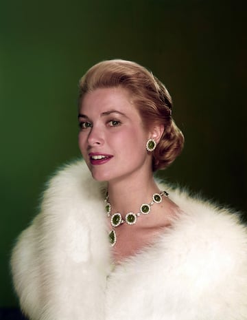Grace de Mónaco dejó el cine por amor. La actriz favorita de Alfred Hitchcock, gran estrella de Hollywood y protagonista de grandes películas como 'Mogambo', 'La ventana indiscreta', o 'La angustia de vivir' (por la que ganó un Oscar en 1955) abandonó su carrera cuando, en 1956, anunció su compromiso con Raniero de Mónaco. Había muerto la actriz, pero había nacido la princesa. En 1982 tuvo un accidente mientras conducía desde su casa de campo de regreso a Mónaco. En una curva, el coche se precipitó por una ladera de 30 metros y el coche quedó volcado. Iba con su hija Estefanía, que solo tenía 17 y se recuperó, pero la Princesa Grace falleció al día siguiente en el hospital sin haber recuperado de la consciencia.