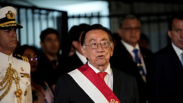 José Balcázar abandona el edificio Faustino Sánchez Carrión tras ser elegido presidente interino, en Lima, Perú, el 18 de febrero de 2026.