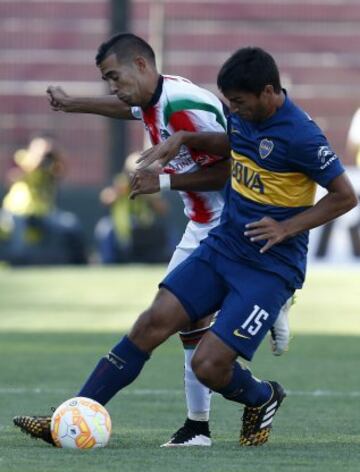 Marcos Riquelme (i) de Palestino disputa el balón con Leandro Marin (d) de Boca Juniors en el duelo de la primera fase de la Copa Libertadores 2015.