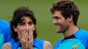 H¨¦ctor Beller¨ªn (i) y Marcos Alonso (