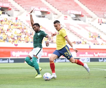 Rafael Santos Borré pisa el área ante Arabia Saudita con la Selección Colombia en el estadio Nueva Condomina de Murcia, España en Amistoso Internacional.