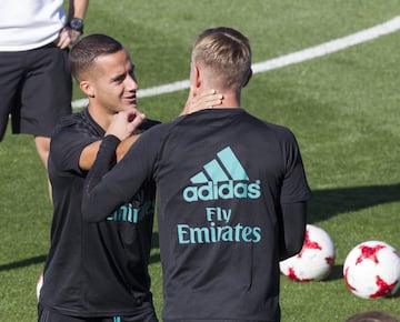 Lucas Vázquez bromea con Toni Kroos. 
 