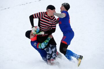 Jugadores de rugby aficionados participan en un torneo de rugby sobre la nieve en el suburbio de Zelenograd de Moscú. El evento deportivo anual reúne a 28 equipos masculinos y 12 femeninos.