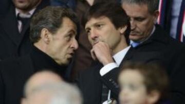 Leonardo charla con el expresidente francés Nicolas Sarkozy en el palco del PSG.