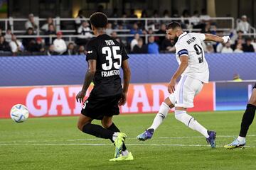 Así marcó Benzema el 2-0 al Eintracht.