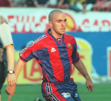 Formado en la cantera del Fútbol Club Barcelona. Debutó con 19 años con el Barcelona en primera división, de la mano del entrenador holandés Johan Cruyff, en el verano de 1998 ficha por la Lazio. En 2011 colgaría las botas.