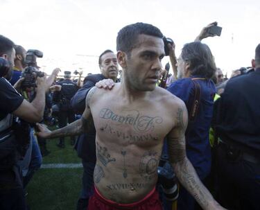 Alves overtakes Pelé and is third player with most titles in history