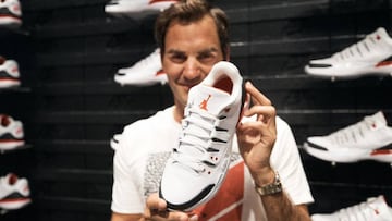 Roger Federer posa con su nuevo modelo de zapatillas antes del US Open.