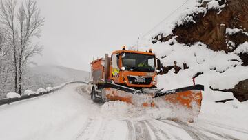 Carretera cortada por nieve