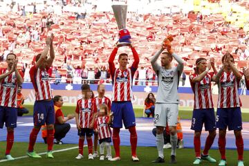 Fernando Torres ofrece la Europa League a los aficionados. 