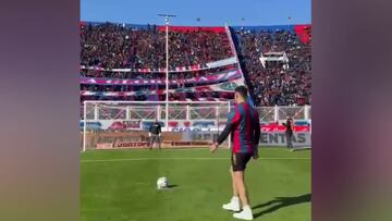 El sueño de todo hincha: baja a tirar un penalti en zapatillas y lo que hace vuelve loco al fondo lleno de detrás de la portería