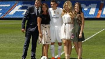 Mateo Kovacic pos&oacute; orgulloso sobre el c&eacute;sped del Santiago Bernab&eacute;u junto a sus padres, su novia y su hermana. El centrocampista croata no ocult&oacute; su enorme alegr&iacute;a por haberse convertido en nuevo jugador del Real Madrid y lucir por primera vez la camiseta blanca. 
 