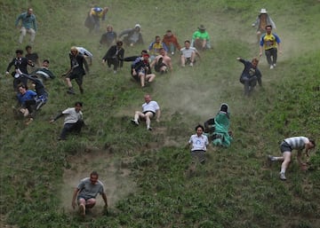 La carrera consiste en atrapar un queso de Gloucester arrojado desde la colina de Cooper, con una cada de 182 metros en la localidad de Brockworth. Los competidores deben bajar por la ladera del cerro para atraparlo y el primero en conseguirlo se proclama vencedor.