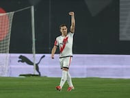 MADRID, 04/03/2026.- El delantero del Rayo Jorge de Frutos celebra tras anotar el 2-0, durante el partido de LaLiga EA Sports que Rayo Vallecano y Real Oviedo disputan este miércoles en el estadio de Vallecas. EFE/Kiko Huesca