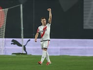 MADRID, 04/03/2026.- El delantero del Rayo Jorge de Frutos celebra tras anotar el 2-0, durante el partido de LaLiga EA Sports que Rayo Vallecano y Real Oviedo disputan este miércoles en el estadio de Vallecas. EFE/Kiko Huesca
