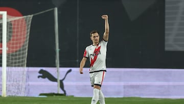 MADRID, 04/03/2026.- El delantero del Rayo Jorge de Frutos celebra tras anotar el 2-0, durante el partido de LaLiga EA Sports que Rayo Vallecano y Real Oviedo disputan este miércoles en el estadio de Vallecas. EFE/Kiko Huesca