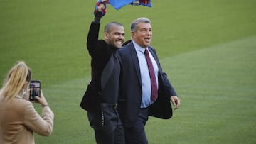 Soccer Football - FC Barcelona unveil Dani Alves - Camp Nou, Barcelona, Spain - November 17, 2021 FC Barcelona's Dani Alves and president Joan Laporta during the unveiling REUTERS/Albert Gea