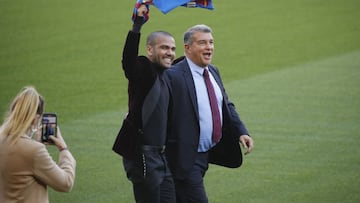 Soccer Football - FC Barcelona unveil Dani Alves - Camp Nou, Barcelona, Spain - November 17, 2021 FC Barcelona&#039;s Dani Alves and president Joan Laporta during the unveiling REUTERS/Albert Gea