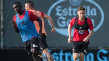Emre Mor corre con un balón junto a Iago Aspas y Pione Sisto durante un entrenamiento del Celta.