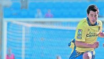 <b>DUELO DE EX COMPAÑEROS. </b>Rubén intenta frenar a Jorge en un lance del partido. El canario fue decisivo al forzar un penalti.