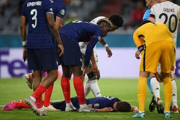 Benjamin Pavard tras un choque con Robin Gosens.