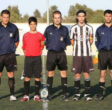 Su entorno siempre quiso que se formara íntegramente en un club español. En su primer contrato le pusieron una cláusula de 4'5 millones y se le pagaba (hasta los 16 años) una cantidad superior a las habituales a esa edad.