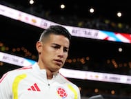 NEW YORK, NEW YORK - NOVEMBER 18: James Rodriguez of Colombia enters the pitch to warm up prior to the International Friendly match between Colombia and Australia at Citi Field on November 18, 2025 in New York City. Jordan Bank/Getty Images/AFP (Photo by Jordan Bank / GETTY IMAGES NORTH AMERICA / Getty Images via AFP)