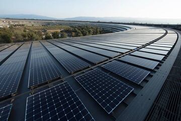 Los paneles solares en el techo del Apple Park, parte del sistema de energ&iacute;as renovables que alimentan las instalaciones