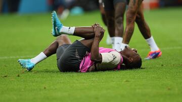 Eduardo Camavinga, tendido sobre el césped del Estadio Nacional de Varsovia tras un choque con Tchouameni en el entrenamiento del Real Madrid previo a la final de la Supercopa de Europa.